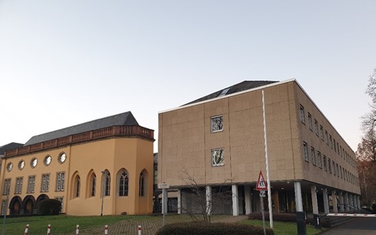 Dieses Bild zeigt den Kastorhof. Das im Bild links zu sehende kirchenähnliche Gebäude ist durch einen Gang mi dem Kastorhof verbunden. Der in diesem Gebäudeteil sich befindende große Saal wird u. a. für Besprechungen genutzt.